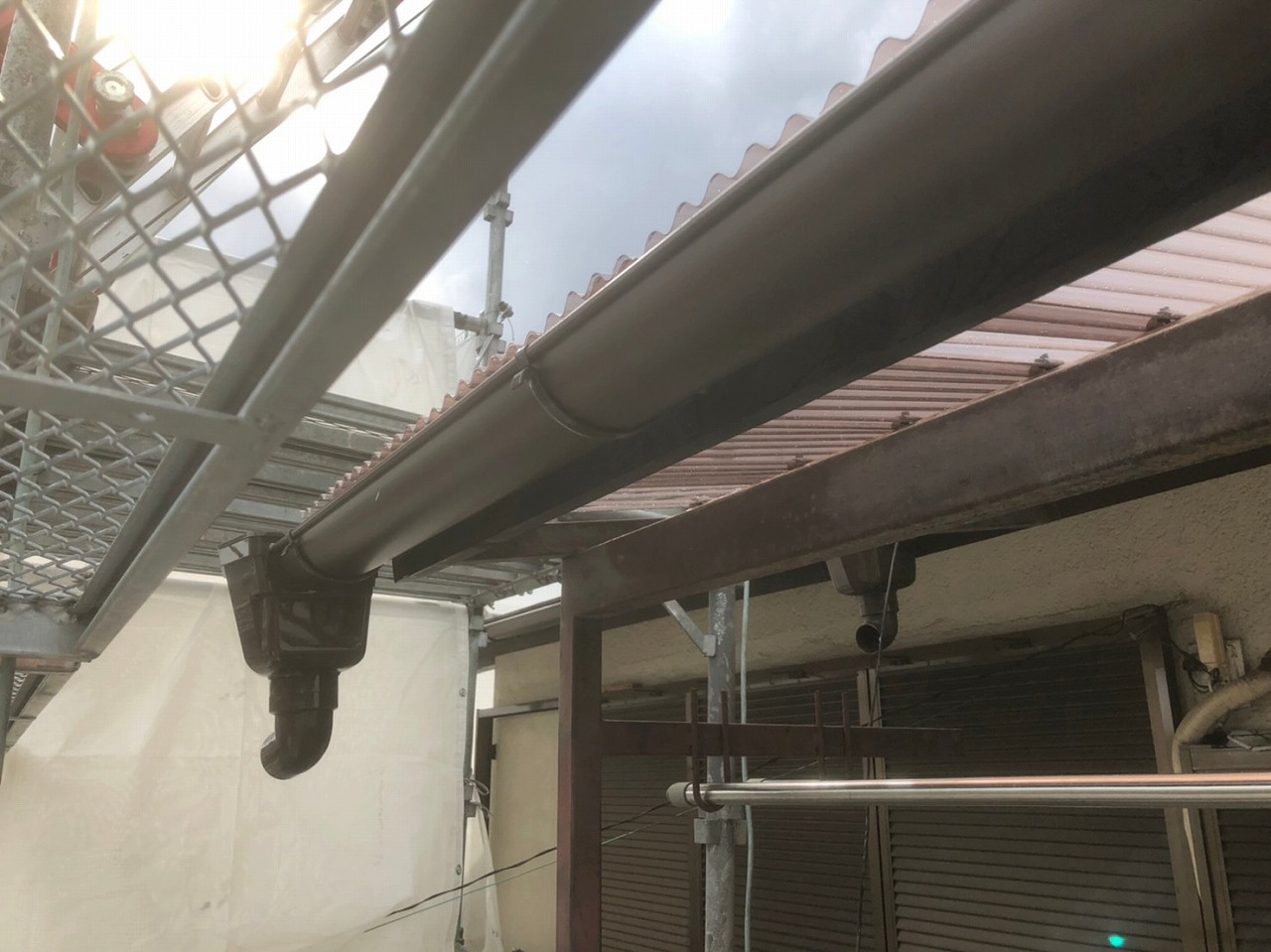 奈良市中山町で新しい波板屋根に雨樋設置